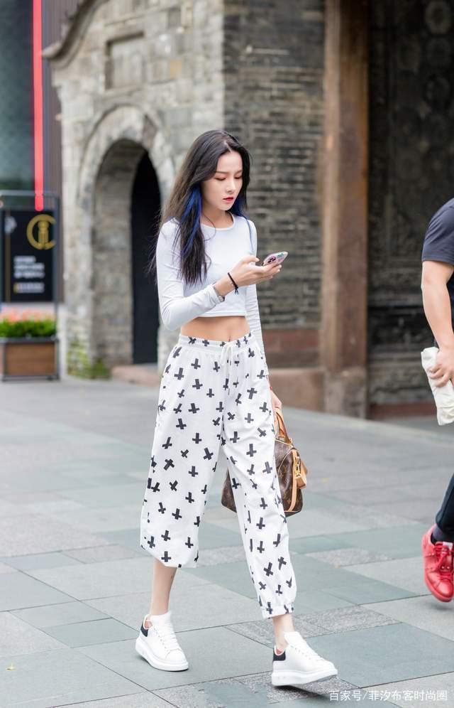 秋冬街头的时尚搭配,就是一条好看又保暖的长裤,美美出街少不了
