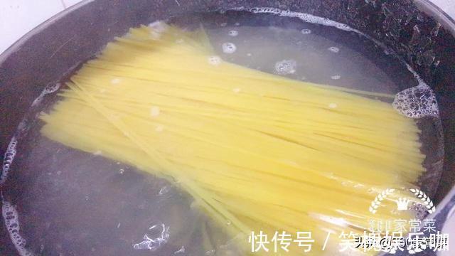 搅拌均匀|教你简单方法，在家也能做出美味的意大利面，比西餐店还好吃