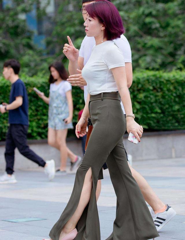 小姐姐|街拍牛仔裤看上去很有青春活力的感觉，穿上身让你时尚更有范