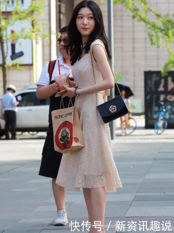 小姐姐穿白色连衣裙装,尽显高挑,穿出了恬静的淑女范