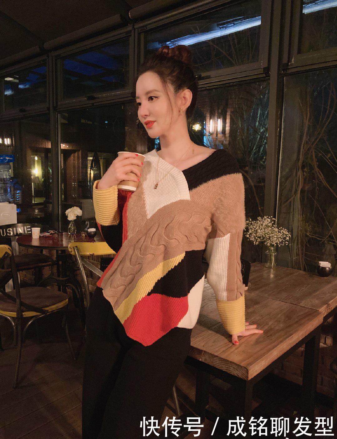 简单|老板娘张萌真会凹造型,粉色毛衣配毛领调外套,保暖时尚又减龄