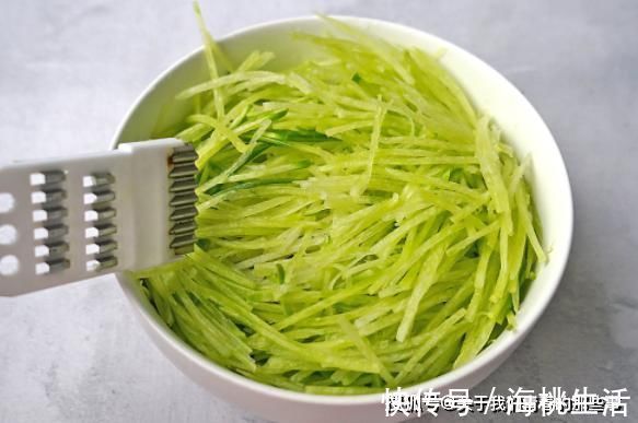 萝卜|炸萝卜丸子时,这一步不能少,丸子外酥里嫩,放凉不发硬,超好吃