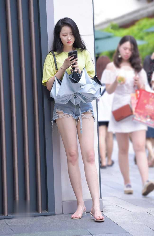 腿这么长还穿高跟鞋，这是要把闺蜜甩出“宇宙”吗？