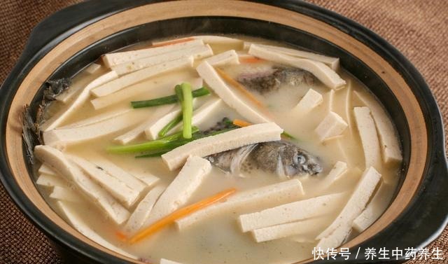 炖鱼汤用热水还是凉水炖鱼汤还应该注意什么