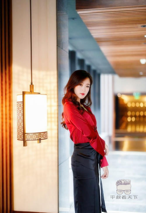 美女穿搭:小姐姐爱穿红色休闲衬衫配紧身黑色开叉裙,性感妩媚,熟女风超吸引人!