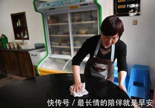 犯错|孙子生气打翻面条,奶奶却不让服务员收拾,之后的话让人肃然起敬