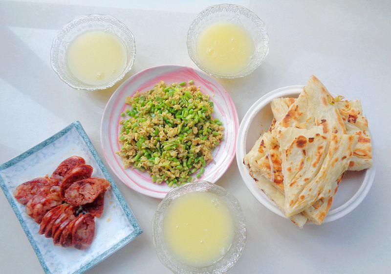 我家下雨天早餐，四种搭配，玉米粥配油馍，好吃又暖和