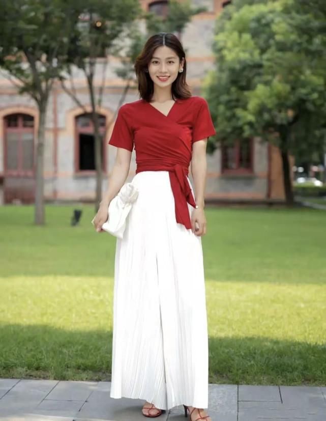 被“红色穿搭”惊艳到了，高级洋气又显白，成熟女人的最爱