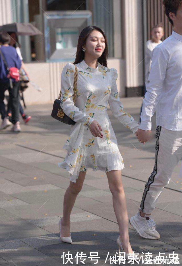 茉莉花|茉莉花图案连衣裙搭配高跟鞋，美丽大方，自信满满