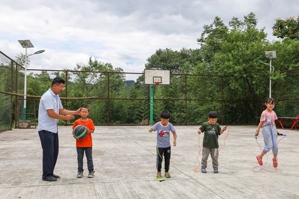 朱木群|独守贵州偏远教学点21年的乡村教师潘仲勇：我愿守到这没有学生为止