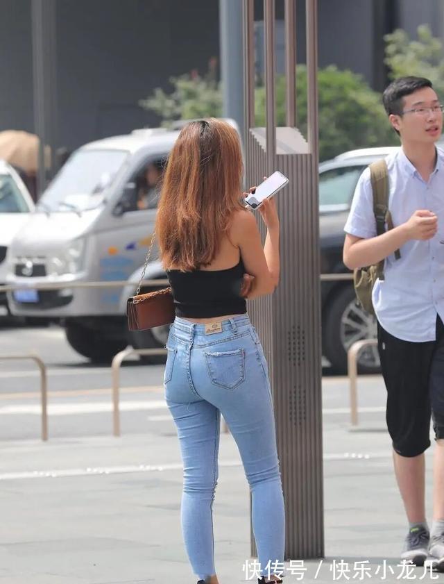一字|针织一字肩上衣搭配黑色裤子，俏皮洒脱，显得时尚又洋气