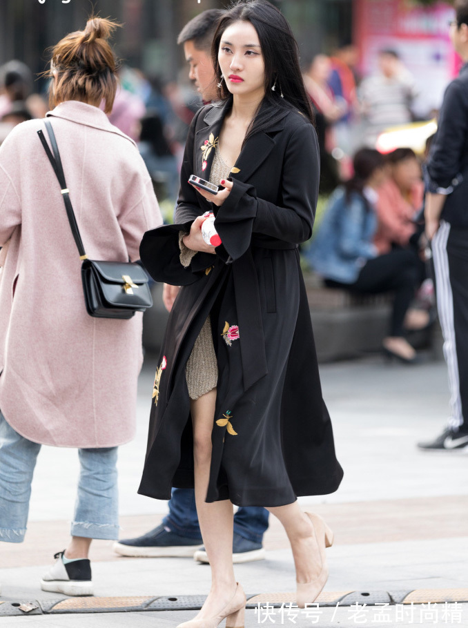 牛仔裤 重庆街拍,露脐装毛衫搭配牛仔裤,简约有型又有范!