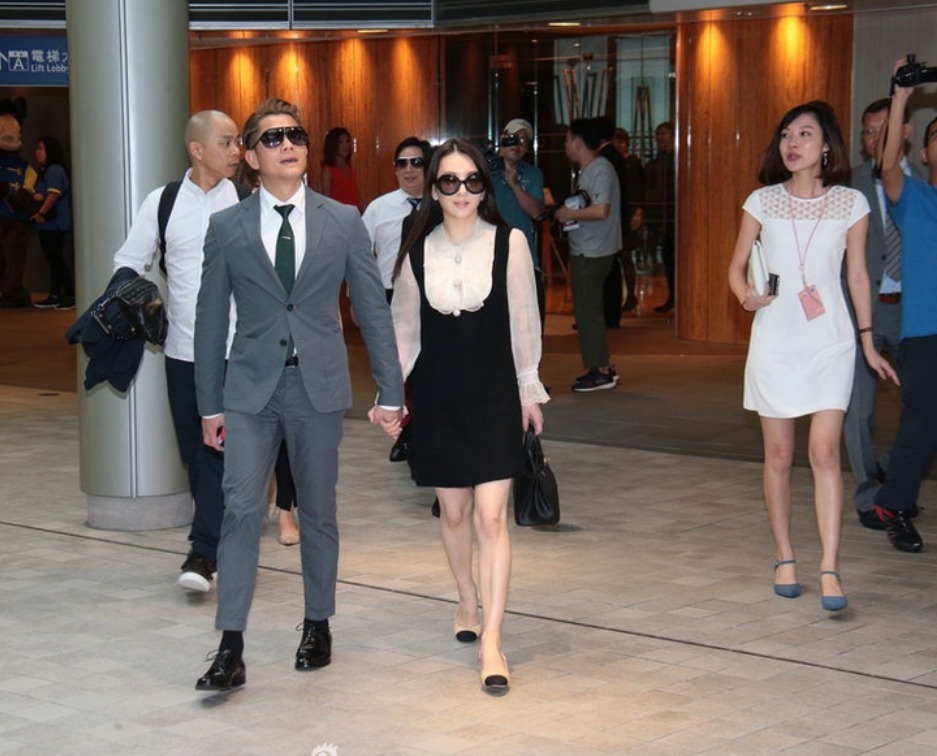 雪纺衫|方媛不愧是“天王嫂”,穿雪纺衫配黑色连衣裙甜美温柔,娇俏可爱