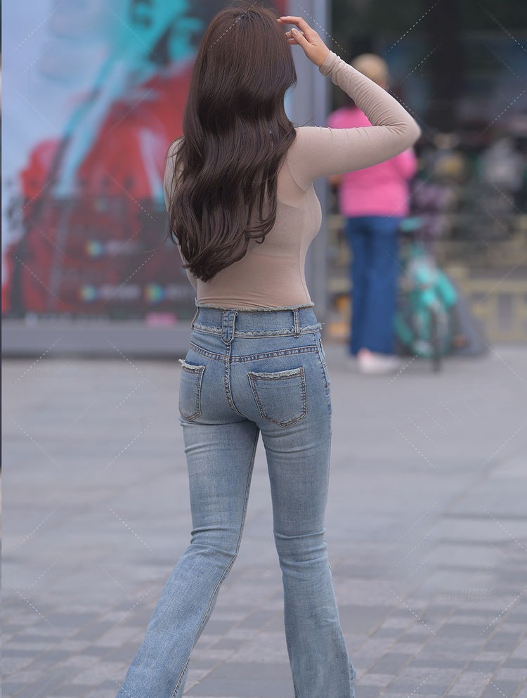 小姐姐 打底衫是女生初秋必搭的款,配牛仔喇叭裤,简约修身又美丽洋气