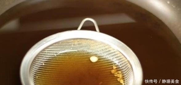 炸东西剩下的油该咋办厨师长教你一招，把“腥油”变“香油”