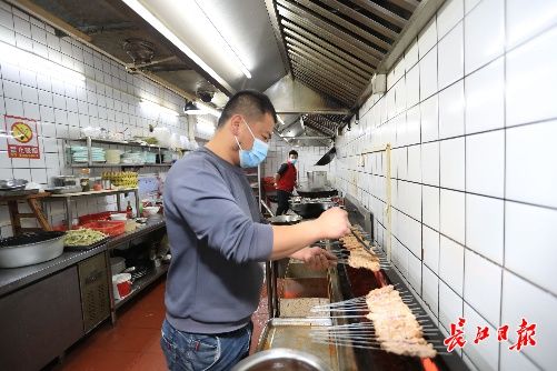 凤爪|昔日洪水溃口的嘉鱼簰洲湾，书写“烧烤第一镇”新篇章