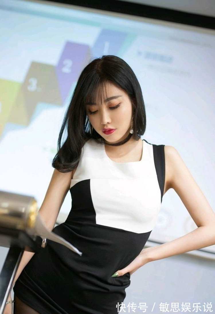 穿搭 个性的女生,单吊带衫配灰色牛仔裤,穿搭的时尚又抢镜