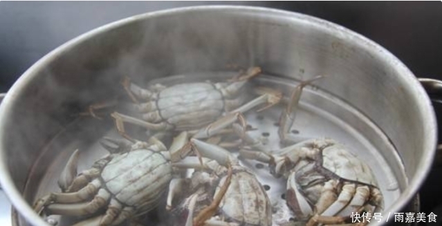 鲜嫩|蒸螃蟹，直接上锅蒸就“废”了，这2步很关键，蟹肉鲜嫩不流黄