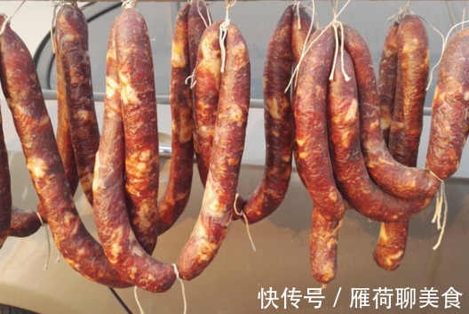 细嫩|做腊肠时,盐的配比最关键!30年大厨教你,肉质鲜香细嫩,好吃