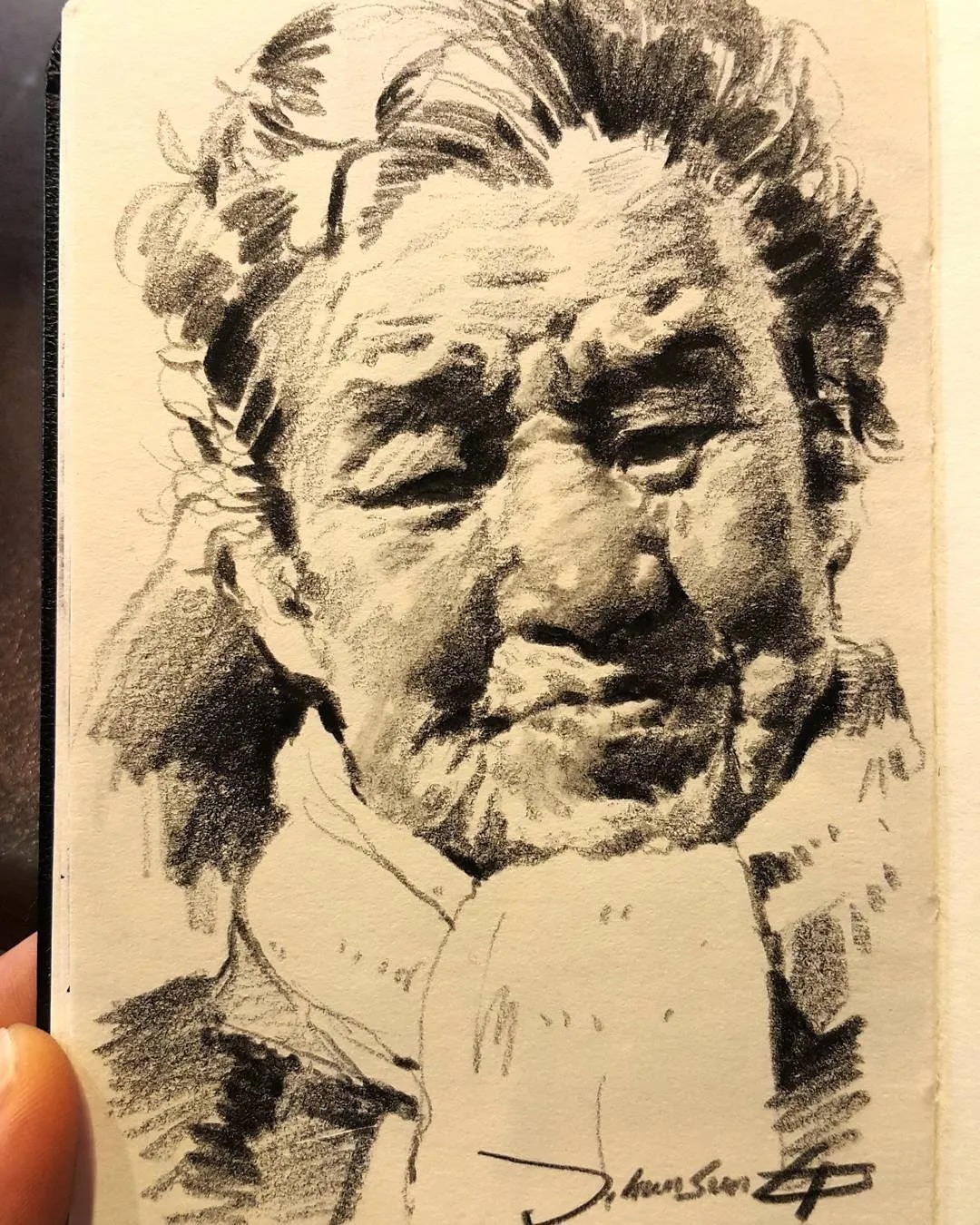 小孩童$画皮画骨难画魂,他用木炭条把肖像画活了