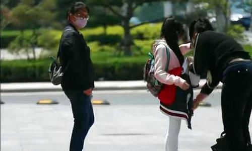 初潮|小女孩走路时来“初潮”,裤子脏了不知所措,路人的举动很暖心