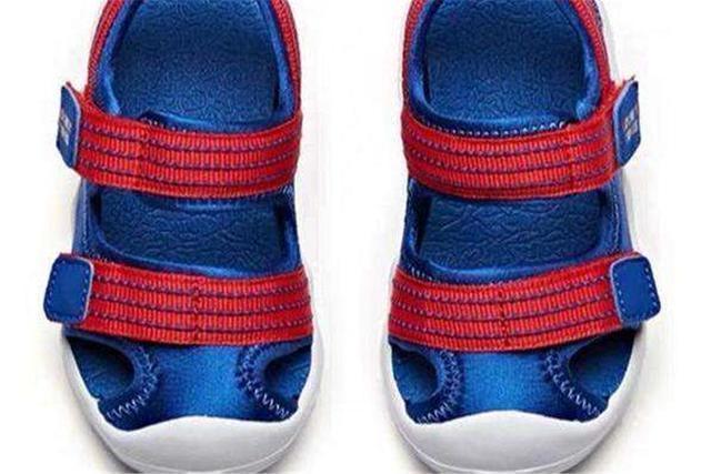 果冻鞋|8种凉鞋被列入“黑名单”,娃穿了易O型腿、足外翻,家长别买了