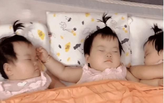 睡姿|3胞胎姐妹花凭睡姿走红,二妞呐喊终究是我一个人扛下了所有