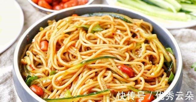 自制酸辣面比汤面香多了，酸辣开胃吃到撑，面条控赶紧来学学！