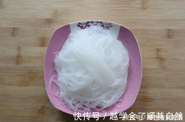 蟹味菇|天冷后，我家就爱吃这菜，热气腾腾端上桌，吃完全身暖和和的