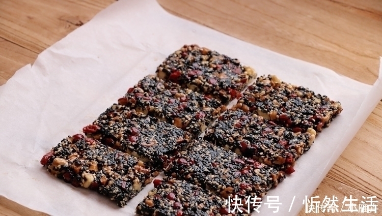 芝麻糖|它是“穷人的阿胶”,一斤十几块钱,隔三差五吃,气血两旺显年轻