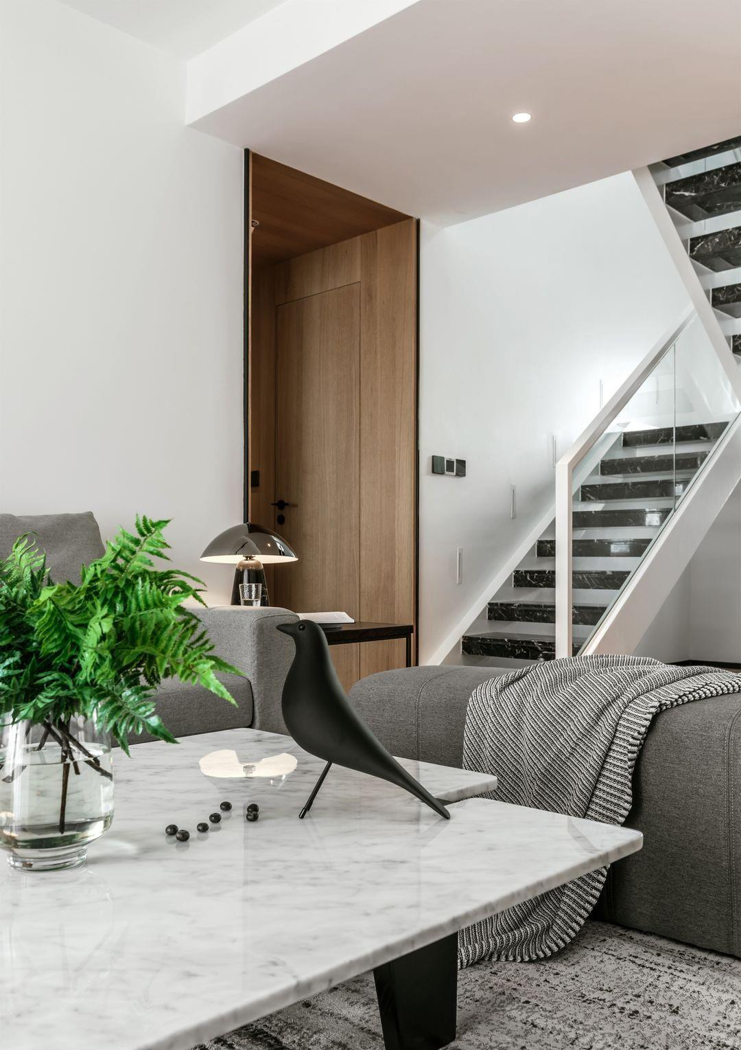 灰色|200平的简约风复式,用黑白的素雅和实木的温润,塑造最真实的家