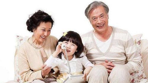 在你身边|为什么奶奶越来越遭嫌弃,姥姥却成为带娃主力军?理由其实很现实