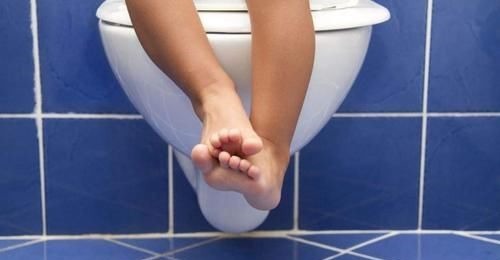 肠胃消化|孩子常便秘,吃香蕉只会加重,缓解便秘的最佳水果原来是它们