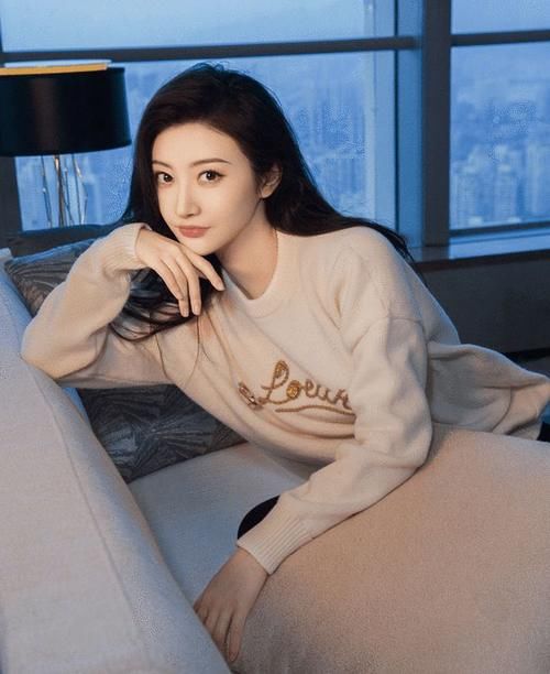 服装搭配|眼神真挺有味道的,毛衣搭配更有高级感,真有大家闺秀感