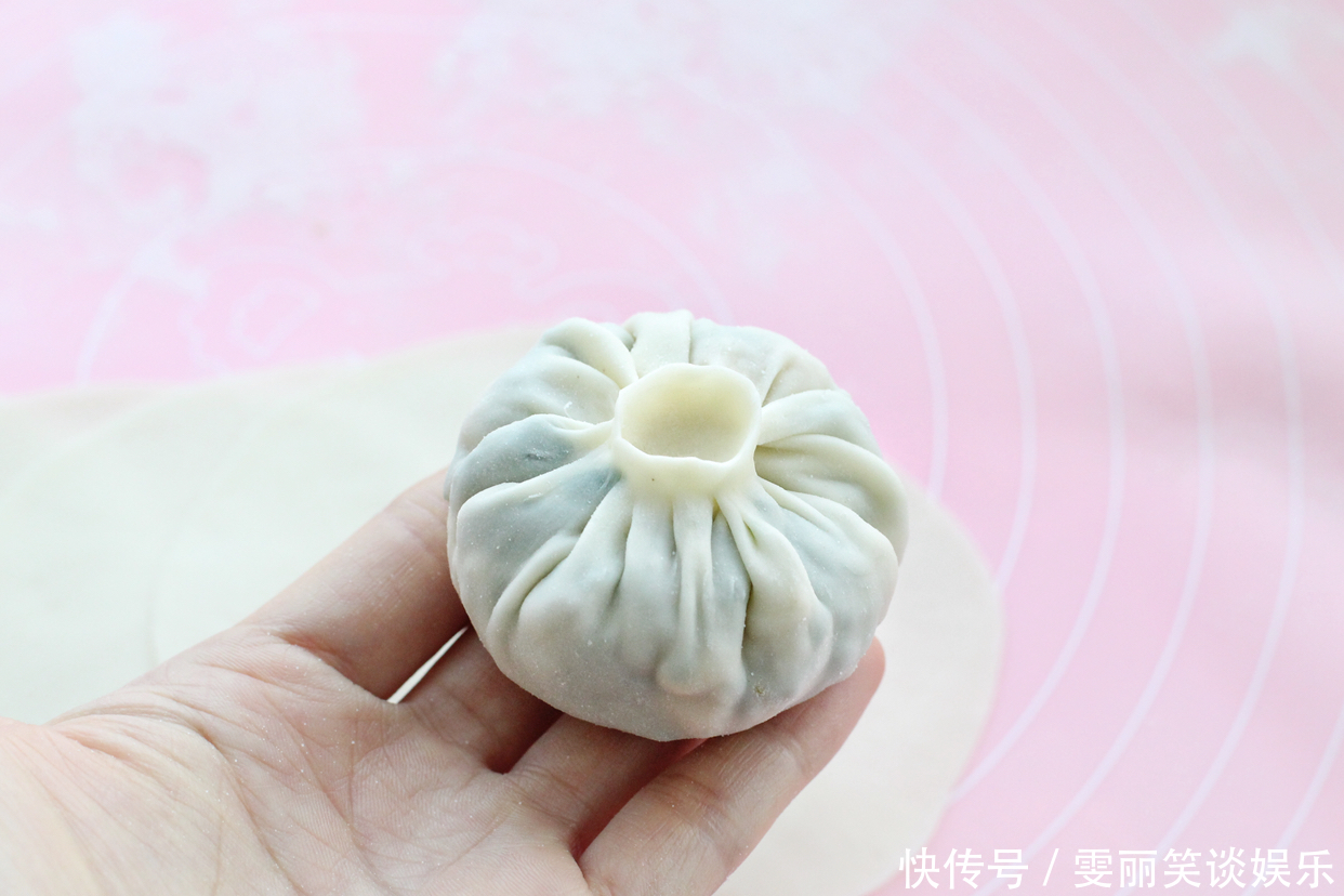 鲜美|想吃包子又不爱揉面，教你一招，半小时就出锅，皮薄如纸倍儿鲜美