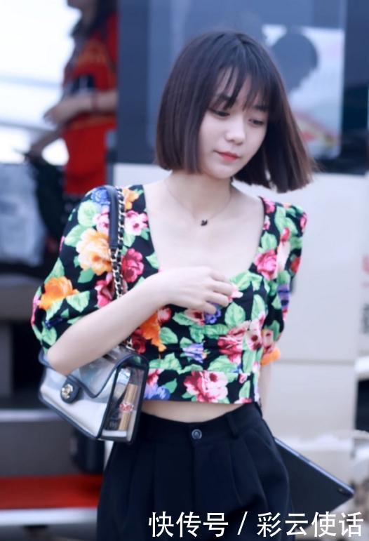 段奥娟瘦了之后穿衣服太好看了吧!白色T恤配条纹衬衫,明艳动人