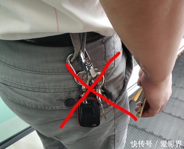 还有人把钥匙挂裤腰上?俗!如今流行这样挂,出门好用更体面