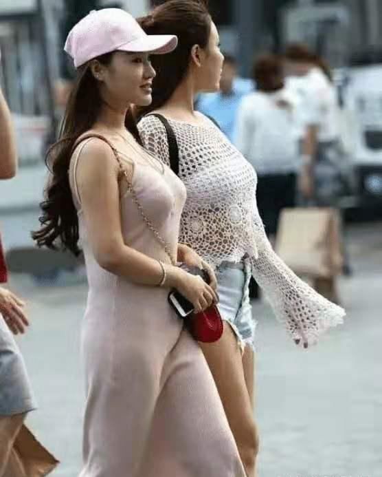 街拍美女白色紧身小背心,落落大方,尽显性感好身材