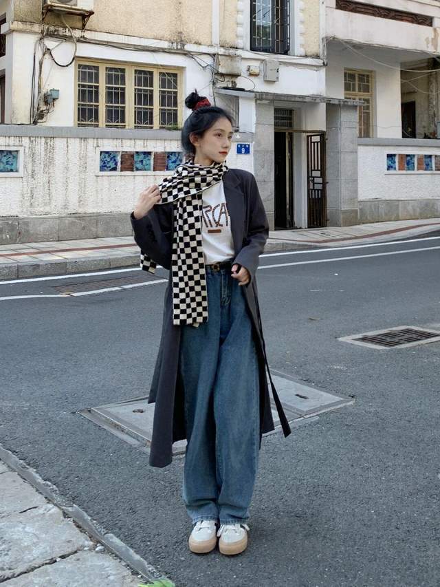 上身|秋冬季节想要穿出氛围感,红色毛衣搭配牛仔裤,高级又显气质