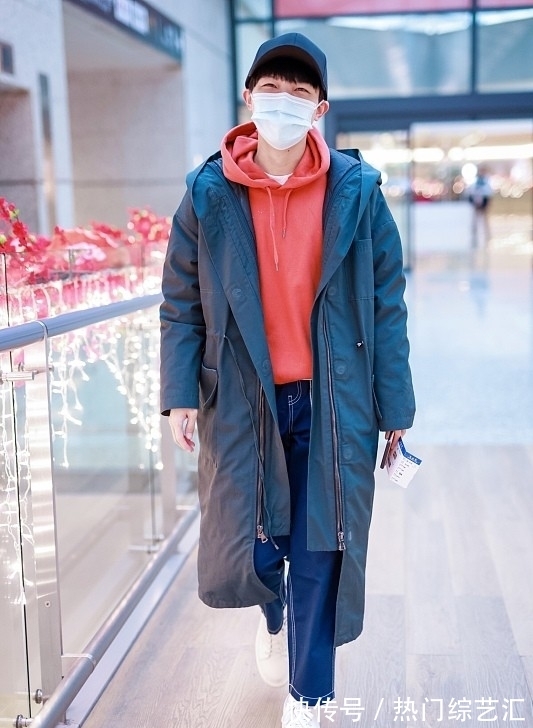 棉服 周深虽然不是很高,不过穿搭好有范,橘色卫衣配长外套,简约帅气