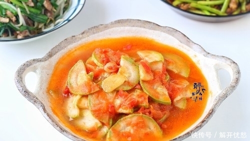 中午做了4个菜,3荤1素,都很家常,爸妈说比在外面吃得好