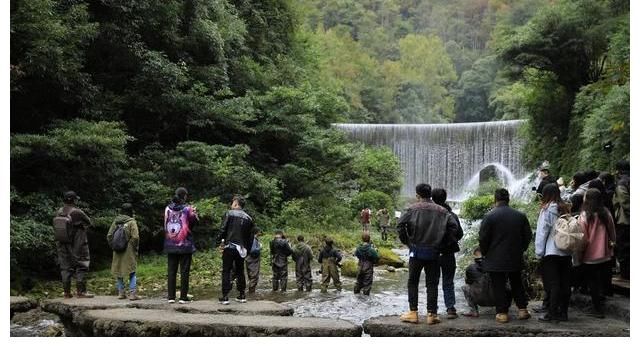 谢霆锋杨超越来荔波啦！为荔波美景点赞打call！你偶遇到了吗？