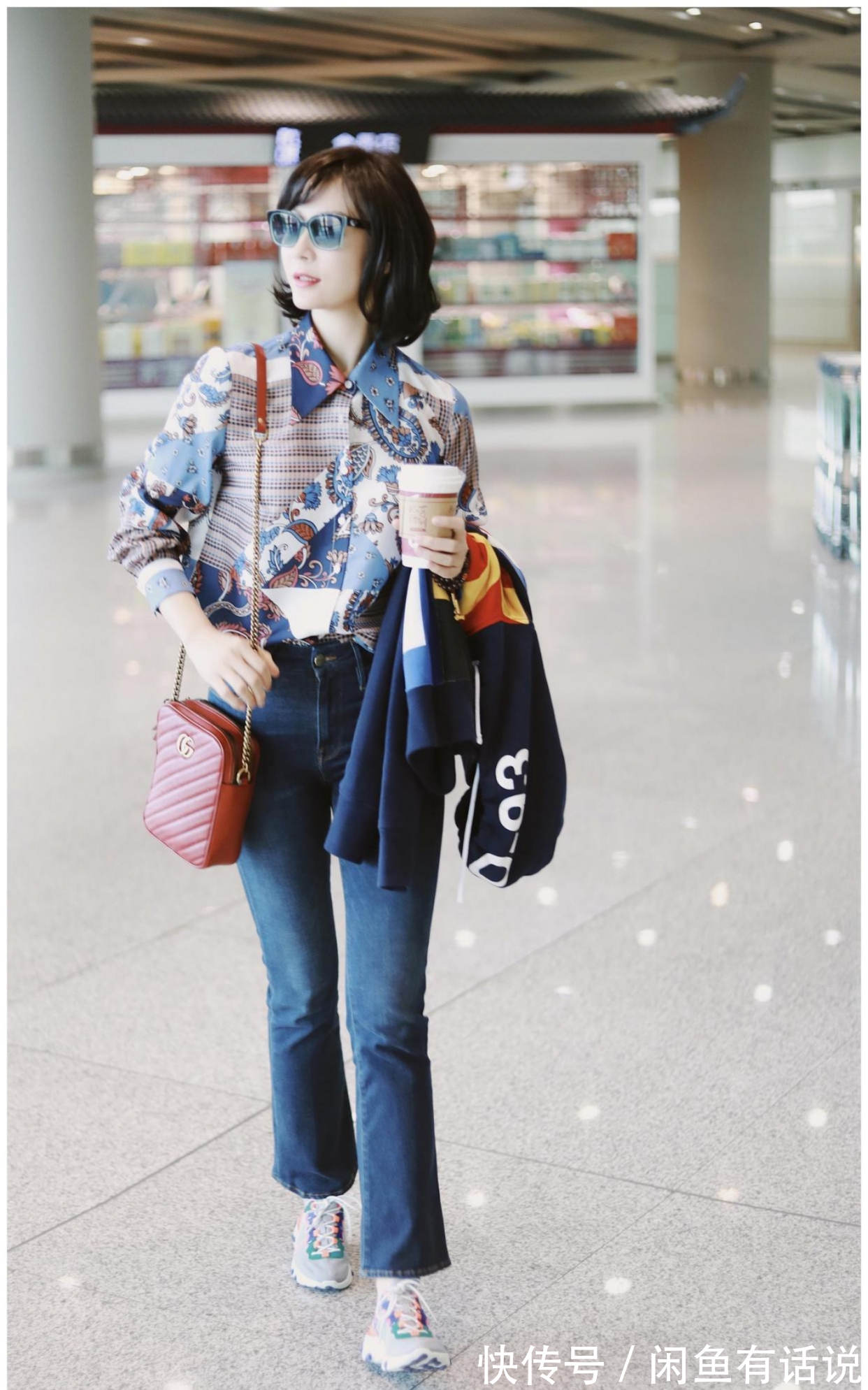 洋气人|向太真是洋气人,穿蕾丝衬衫胸前还挂满珍珠,一路被老公护着真甜