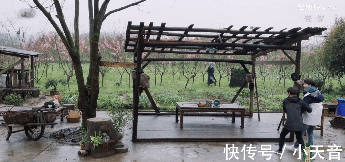 艺兴|张艺兴带5斤生牛肉，骗导演说是音响蒙混过关，黄磊爬窗“偷”食材