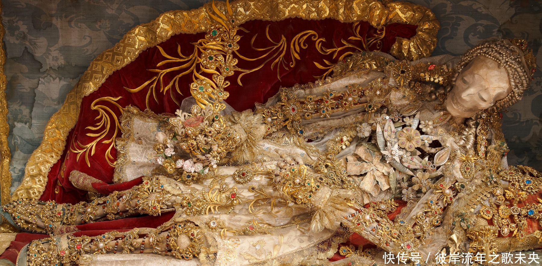 实拍陪葬的金银珠宝和骸骨合为一体,难以分开,太珍贵了!