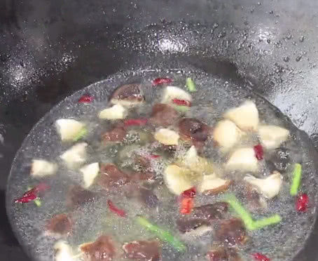 鸡丝|1块鸡胸肉,几片香菇,几分钟做一锅鸡丝嫩滑的香菇鸡丝汤