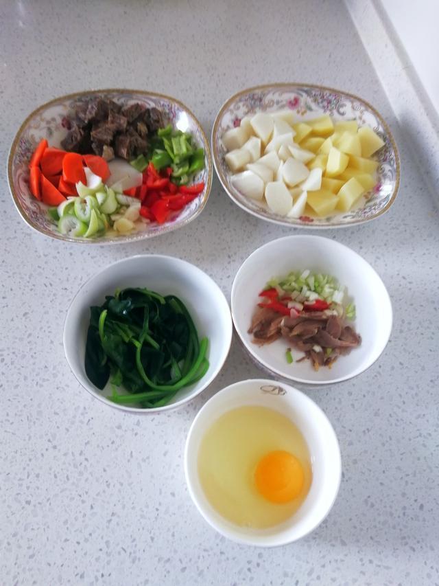 我和孩子的午餐简单做,八样食材一锅煮,端上桌,孩子却说太丰盛
