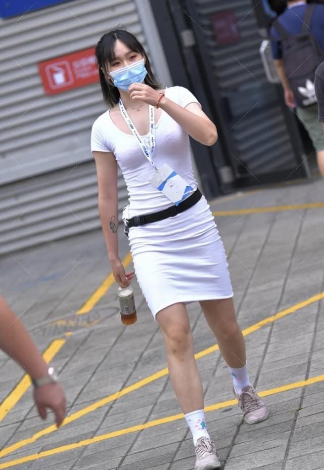 白色裹身裙穿出运动风,黑色腰带的奶牛包是亮点,上班也能这么穿