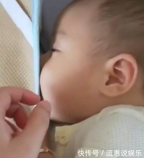 小宝宝|6个月宝宝在熟睡，婆婆发现嘴巴里有问题，掀开被子后笑喷了