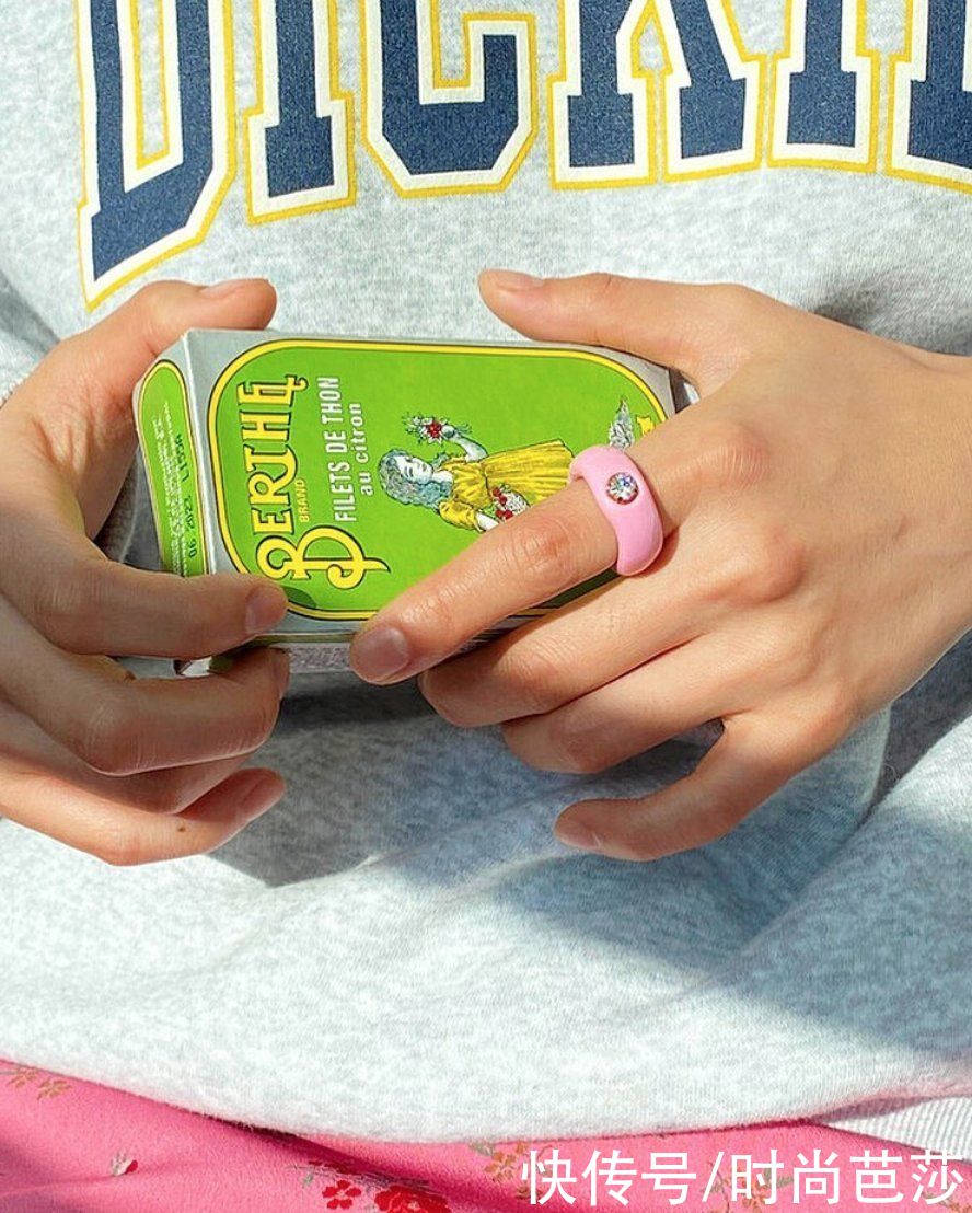 看到Jennie晒手上的戒指，终于找到原因了